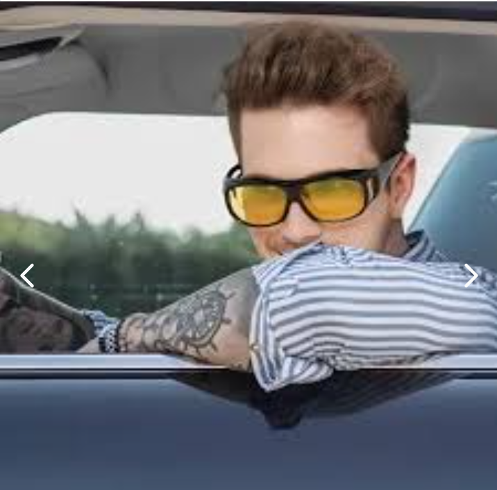 Gafas para conducir con lentes amarillos dentro de un automóvil